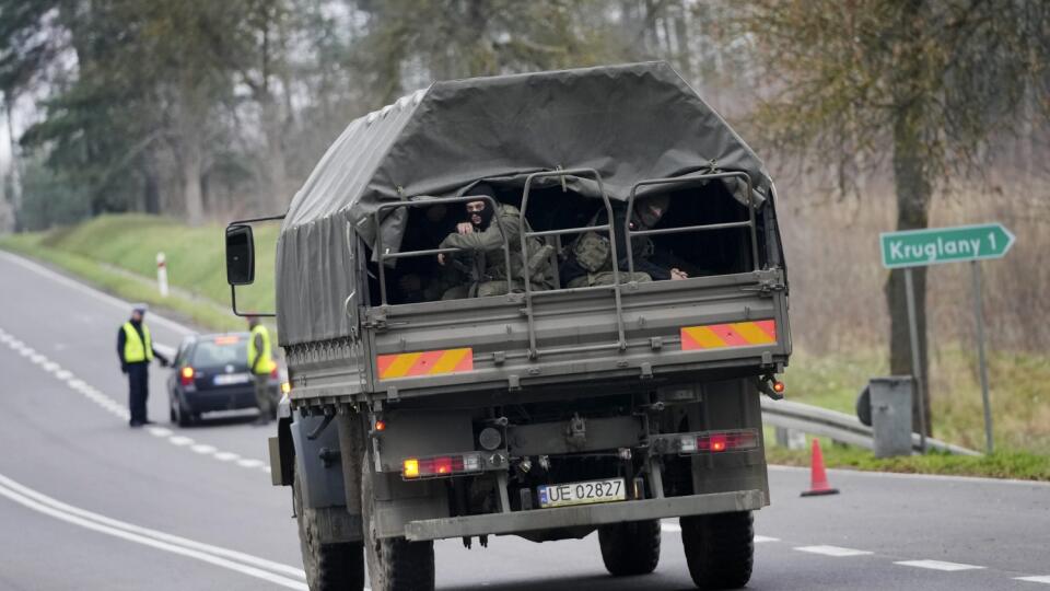 JB 26 Kuznica - Poľské vojenské vozidlo prechádza cez kontrolné stanovište