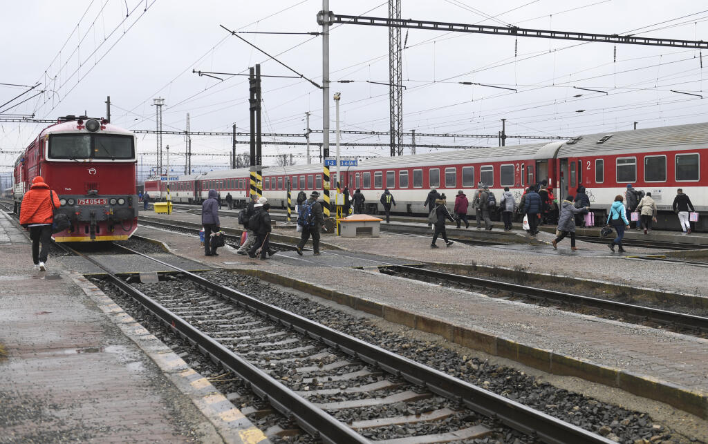Vybrané nástupištia a koľaje na košickej železničnej stanici prechádzajú rekonštrukciou. S prácami začali v septembri 2021 a hotové majú byť do 26 mesiacov od odovzdania staveniska. Na snímke cestujúci na železničnej stanici. Košice, 17. februára 2022. FOTO TASR - František Iván 