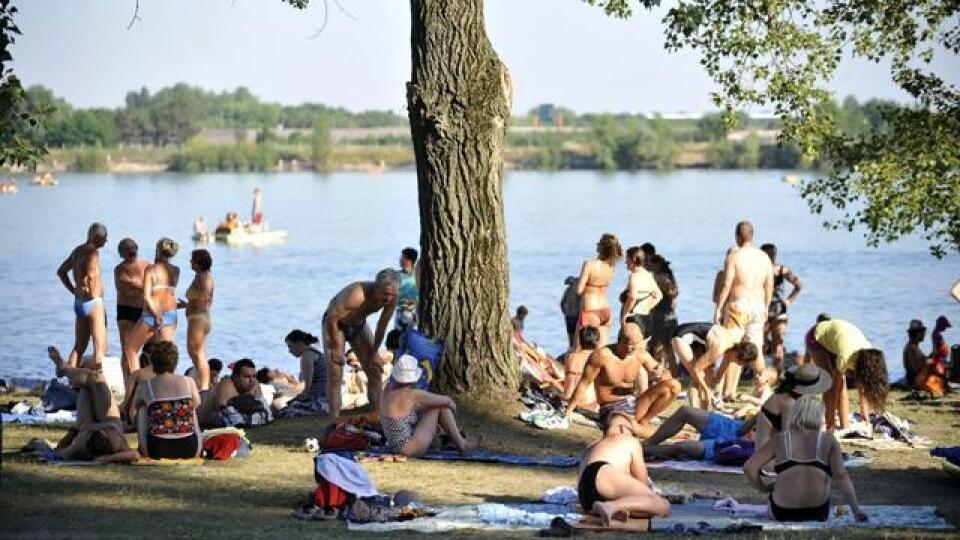 Horúce letné počasie týchto dní láka na prírodné letné kúpalisko Zlaté piesky v Bratislave množstvo rekreantov a milovníkov vody i z blízkeho okolia.