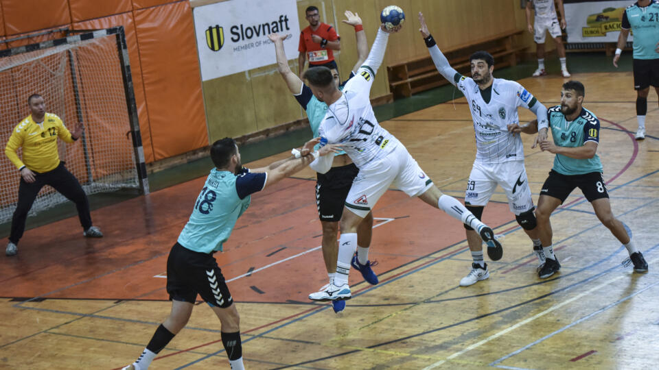Na snímke zľava Mário Dúha (ŠKP Bratislava), Marek Mikéci (ŠKP Bratislava), Tomáš Rečičár (Tatran Prešov), Jihed Jaballah (Tatran Prešov), Oliver Orosz (ŠKP Bratislava) v zápase 3. kola hádzanárskej extraligy mužov ŠKP Bratislava - Tatran Prešov v Bratislave 19. septembra 2020. FOTO TASR - Pavol Zachar