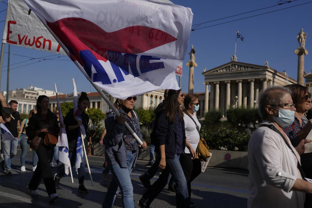 WA 46 Atény - Ľudia protestujú v Aténach počas 24-hodinového štrajku proti rastúcim cenám v Grécku v stredu 9. novembra 2022. FOTO TASR/AP 

Protesters take part in a rally during a 24-hour strike in Athens, Greece, Wednesday, Nov. 9, 2022. Public and some private sector workers have walked off the job in Greece for a 24-hour nationwide strike against price hikes that is disrupting services and transport around the country. (AP Photo/Petros Giannakouris)