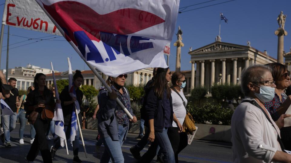 WA 46 Atény - Ľudia protestujú v Aténach počas 24-hodinového štrajku proti rastúcim cenám v Grécku v stredu 9. novembra 2022. FOTO TASR/AP
Protesters take part in a rally during a 24-hour strike in Athens, Greece, Wednesday, Nov. 9, 2022. Public and some private sector workers have walked off the job in Greece for a 24-hour nationwide strike against price hikes that is disrupting services and transport around the country. (AP Photo/Petros Giannakouris)