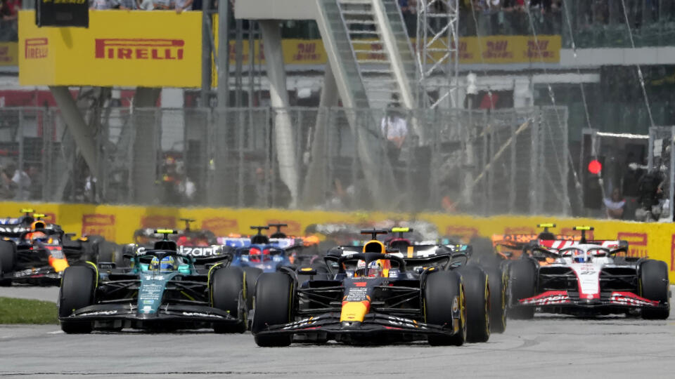 JB 54 Montreal - Holandský jazdec F1 Max Verstappen (vpredu) zo stajne Red Bull Racing vedie po štarte pretekov nedeľňajšej Veľkej ceny Kanady formuly 1 na okruhu v Montreali 18. júna 2023. FOTO TASR/AP

Red Bull Racing Max Verstappen, of the Netherlands, leads the pack during the Formula One Canadian Grand Prix auto race Sunday, July 18, 2023, in Montreal. (Ryan Remiorz/The Canadian Press via AP)