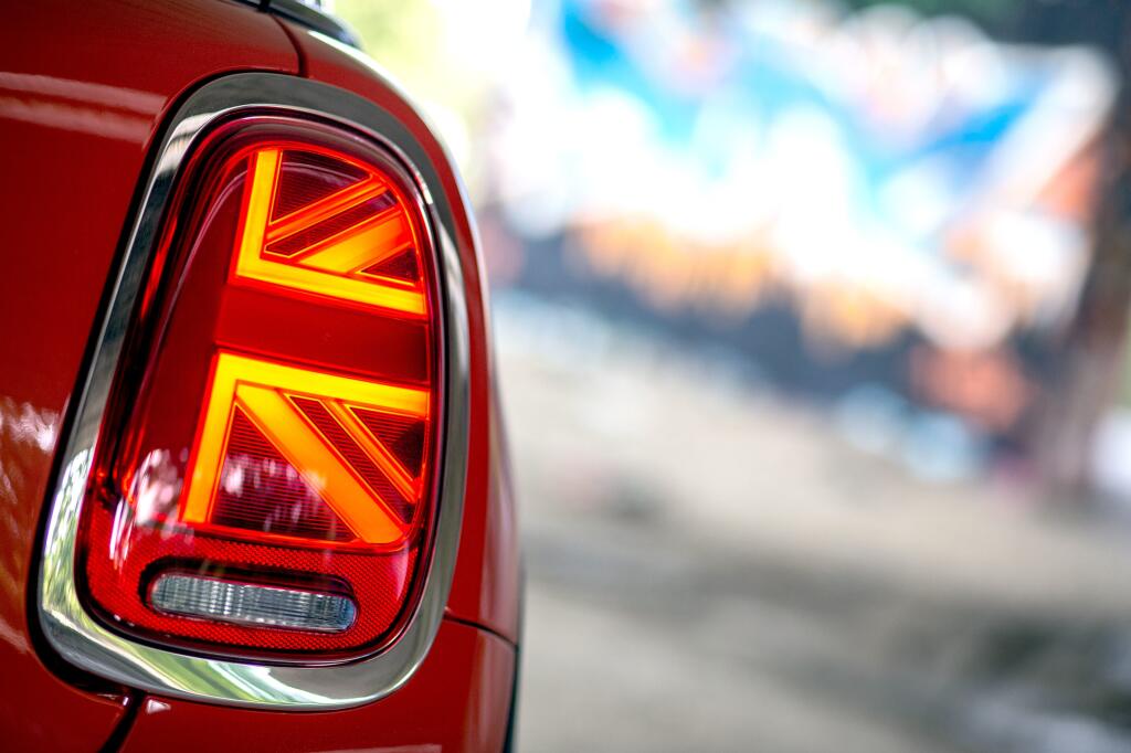 Vydarený detail: Britská vlajka decentne zakomponovaná do zadných svetiel vyzerá naozaj výborne.