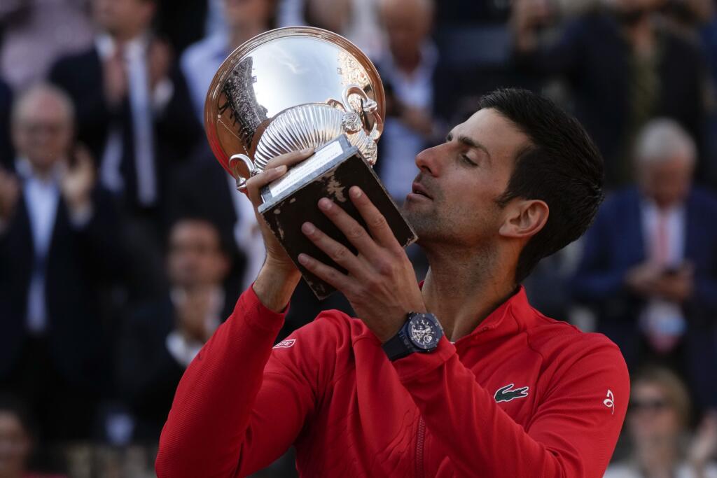 Svetová tenisová jednotka Novak Djokovič (34) vlastní v USA tri unikátne luxusné apartmány, ktoré si však veľmi užívať nemôže.