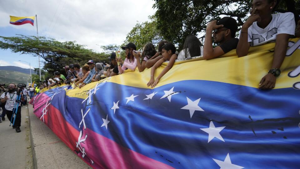 PK 39 Cúcuta - Na snímke Venezuelčania čakajú na príchod kolumbijského prezidenta Gustava Petra na moste Simóna Bolívara počas slávnostného znovuotvrorenia mosta nákladnej doprave medzi kolumbískym mestom Cúcuta a venezuelským San Antonio del Táchira 26. septembra 2022. Venezuela a Kolumbia v pondelok opätovne otvorili svoje spoločné pozemné hranice. Stalo sa tak po nedávnom obnovení diplomatických vzťahov. FOTO TASR/AP
Venezuelans wait for Colombia's President Gustavo Petro on the Simon Boliva