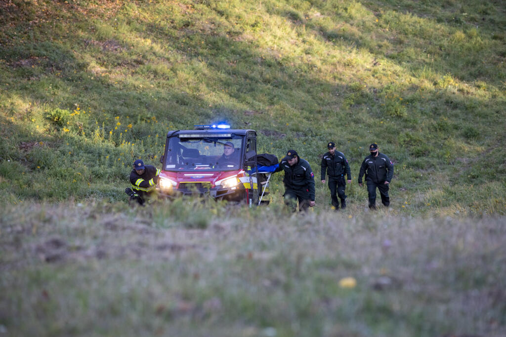 Na snímke hasiči a policajti vynášajú telo tragicky zosnulého hokejistu Dušana Pašek.