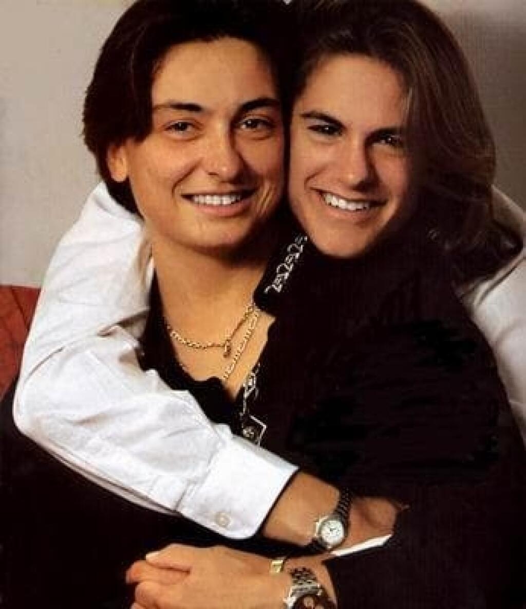 Amélie Mauresmová (Francúzsko) Dvojnásobná grandslamová šampiónka priznala svoju orientáciu vo veku 19 rokov. Od súperiek si neskôr vypočula niekoľko homofóbnych odkazov, no zostala silná a dotiahla to na post svetovej jednotky. Po hráčskej kariére trénovala wimbledonskú víťazku Marion Bartoliovú či Brita Andyho Murrayho. V auguste 2015 sa jej narodil syn Aaron, v apríli 2017 dcérka Ayla.