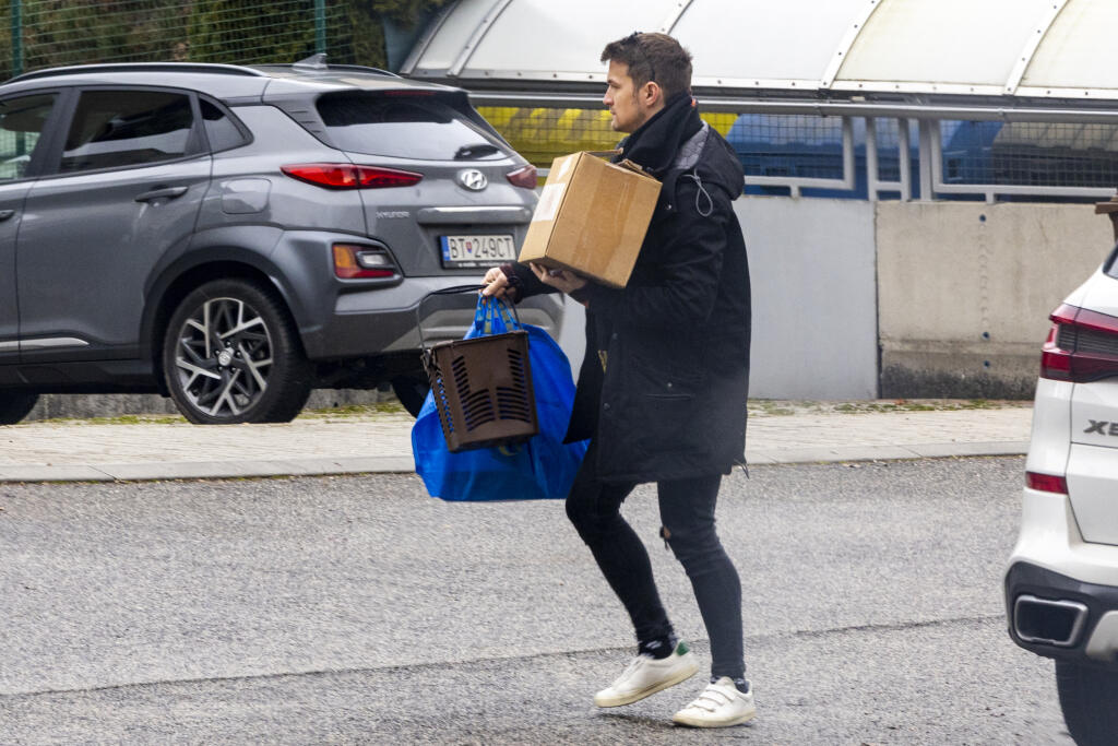 Na snímke je Viktor Vincze pred svojím bytom.