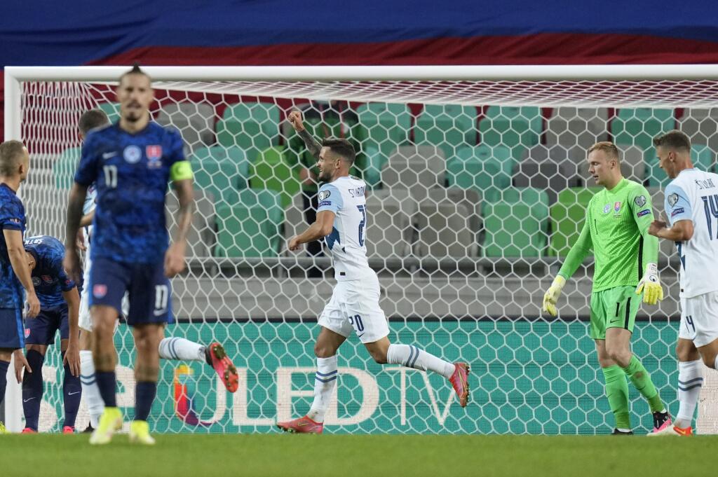 EBE 98 Ľubľana - Na snímke uprostred slovinský obranca Petar Stojanovič oslavuje vyrovnávajúci gól na 1:1 v zápase H-skupiny kvalifikácie MS 2022 vo futbale Slovinsko - Slovensko v Ľubľani 1. septembra 2021. FOTO TASR/AP
Slovenia's Petar Stojanovic, center 20, celebrates scoring his side's first goal during the World Cup 2022 group H qualifying soccer match between Slovenia and Slovakia at the Stozice Sports Park stadium in Ljubljana, Wednesday, Sept. 1, 2021. (AP Photo/Darko Bandic)