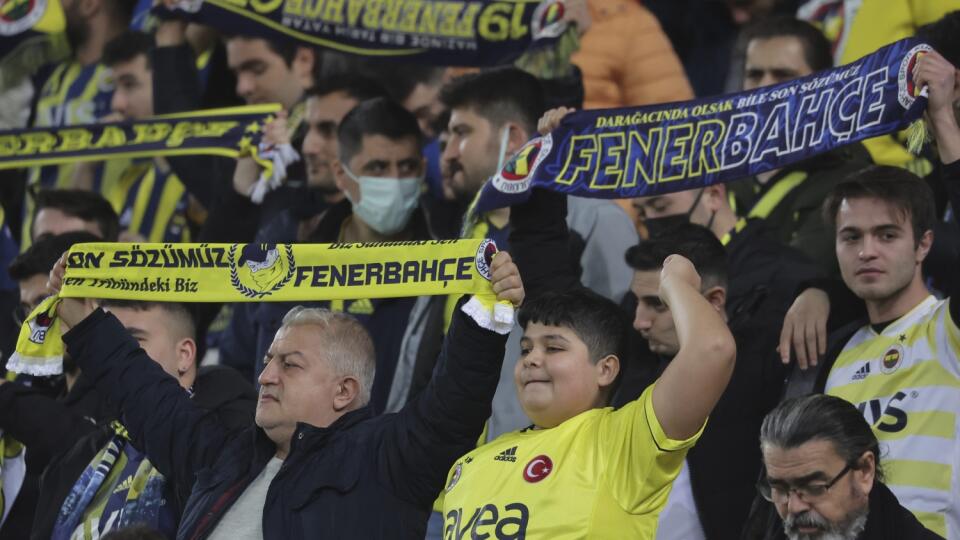 WA 32 Istanbul - Fanúšikovia Fenerbahce Istanbul povzbudzujú pred začiatkom prvého zápasu play off o osemfinále Európskej konferenčnej ligy Fenerbahce Istanbul - SK Slavia Praha v Istanbule vo štvrtok 17. februára 2022. FOTO TASR/AP
Fenerbahce fans cheer ahead of the Europa Conference League play off first leg soccer match between Fenerbahce and Slavia Praha at Sukru Saracoglu stadium, in Istanbul, Turkey, Thursday, Feb. 17, 2022. (AP Photo)