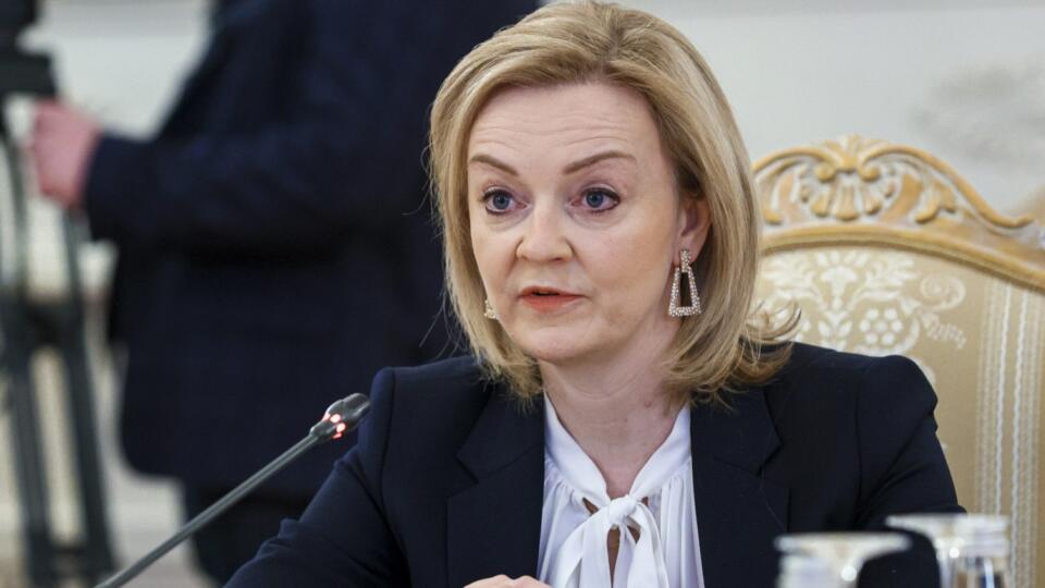 KK18 Moskva - Britská ministerka zahraničných vecí Liz Trussová počas stretnutia s ruským ministrom zahraničných vecí Sergejom lavrovom 10. februára 2022 v Moskve. FOTO TASR/AP
In this handout photo released by Russian Foreign Ministry Press Service, British Foreign Secretary Liz Truss speaks to Russian Foreign Minister Sergey Lavrov during their talks in Moscow, Russia, Thursday, Feb. 10, 2022. Britain's top diplomat has arrived in Moscow to try to defuse tensions raised by Russia's military bu