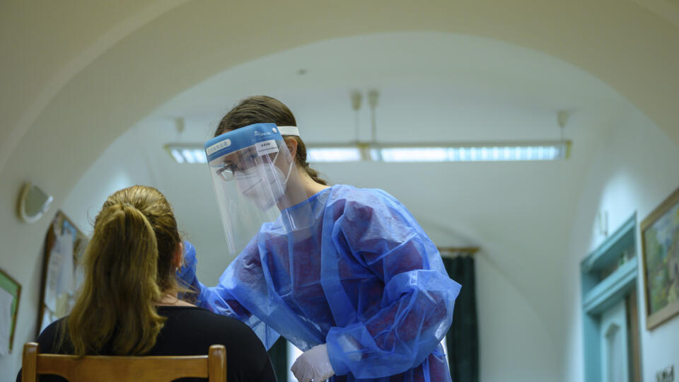KK20 Pápakovácsi - Študentka medicíny s ochranným štítom odoberá zamestnankyni materskej školy vzorku na nový koronavírus v maďarskom meste Pápakovácsi 24. novembra 2020. V Maďarsku je s ochorením COVID-19 aktuálne hospitalizovaných 7598 pacientov, z ktorých 638 je napojených na umelú pľúcnu ventiláciu. FOTO TASR/AP
A pharmacist student of the Semmelweis University wears a face shild as she takes a swab sample for a novel coronavirus COVID-19 test from a staff member of a kindergarten in Papakov
