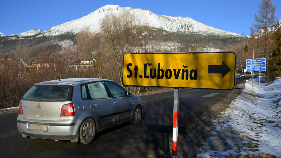 Na snímke smerová tabuľa označujúca smer tranzitnej dopravy kamiónovej prepravy v Starom Smokovci vo Vysokých Tatrách 21. januára 2020. FOTO TASR - Oliver Ondráš