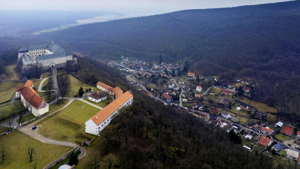 Dedinka Píla je učupená v malokarpatskej doline pod hradom Červený kameň.