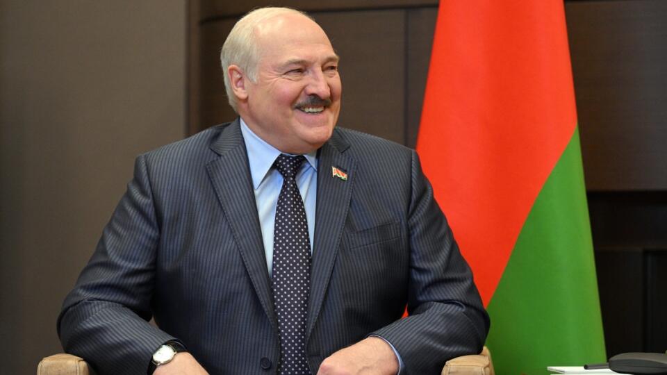 Bieloruský líder Alexander Lukašenko, ktorý svojho času odporúčal vodku na liečbu covidu, v pondelok povedal, že školáci by mali chodiť na zemiakové brigády, aby si upevnili zdravie.