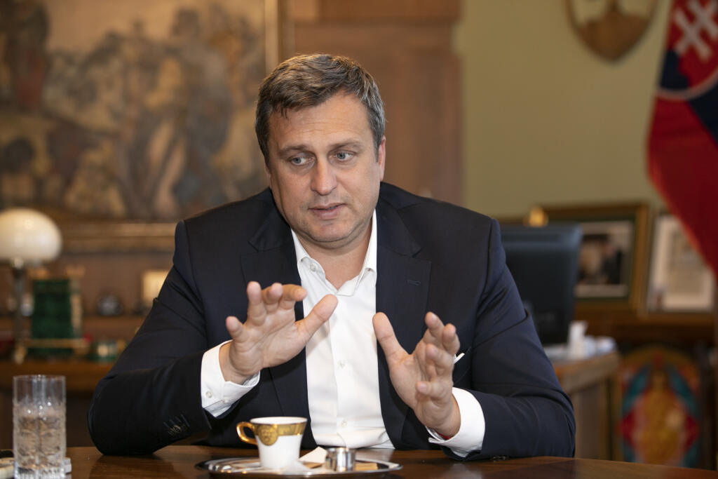 Predseda parlamentu Andrej Danko vo svojej kancelárii počas exkluzívneho rozhovoru pre Plus Jeden Deň.