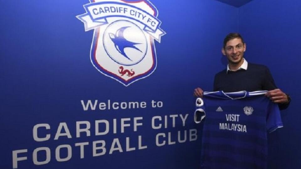 Emiliano Sala prestúpil do Cardiffu City, jeho lietadlo však zmizlo a k novému zamestnávateľovi nedorazil.