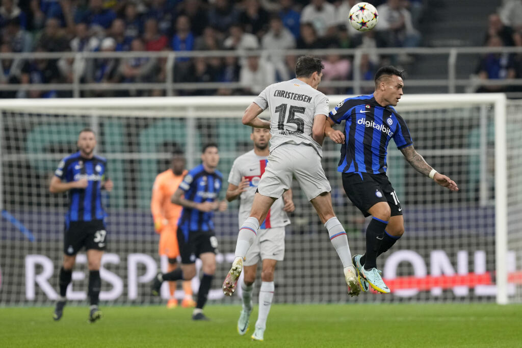 EBE 60 Miláno - Na snímke sprava hráč Interu Lautaro Martinez a hráč Barcelony Andreas Christensen, vľavo slovenský obranca Interu Milan Škriniar v zápase C-skupiny 3. kola skupinovej fázy Ligy majstrov vo futbale Inter Miláno - FC Barcelona v Miláne 4. októbra 2022. FOTO TASR/AP
Barcelona's Andreas Christensen jumps for the ball against Inter Milan's Lautaro Martinez during the Champions League group C soccer match between Inter Milan and Barcelona at the San Siro stadium in Milan, Italy, Tue