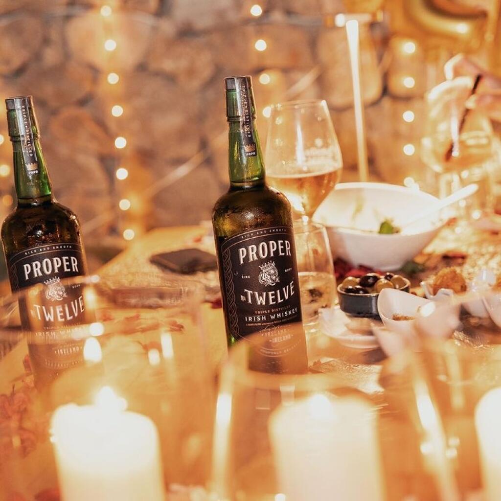 Nechýbala ani whisky, ktorú má pod palcom práve Conor. To dopĺňala výzdoba z balónov a niekoľko chodová luxusná večera pri sviečkach.