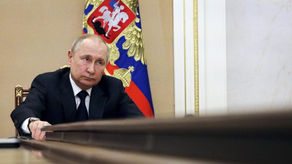 KK40 Moskva - Na snímke ruský prezident Vladimir Putin počas videokonferencie s ministrami o krokoch na zmiernenie následkov sankcií Západu 10. marca 2022 v Moskve. FOTO TASR/AP
Russian President Vladimir Putin chairs a meeting with members of the government via teleconference in Moscow, Thursday, March 10, 2022. (Mikhail Klimentyev, Sputnik, Kremlin Pool Photo via AP)