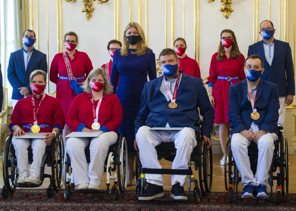 Prezidentka SR Zuzana Čaputová odovzdala ďakovné listy medailistom z Paralympijských hier 2020 v Tokiu. Na snímke v popredí zľava paralympioničky Veronika Vadovičová, Alena Kánová, prezidentka SR Zuzana Čaputová, paralympionik Marián Kuřeja a prezident Slovenského paralympijského výboru (SPV) Ján Riapoš počas prijatia v Prezidentskom paláci 10. septembra 2021 v Bratislave. FOTO TASR - Jakub Kotian