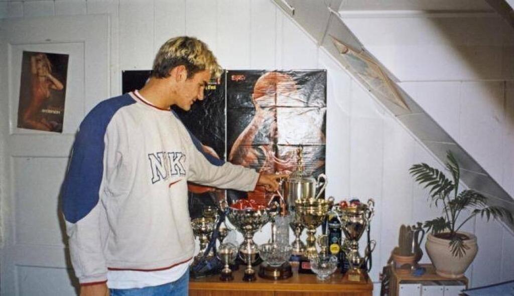 Federer ako 17-ročný vo svojej izbe. Pozornému oku neušlo, že okrem Michaela Jordana mal na dverách plagát slávnej sexbomby Pamely Anderson.