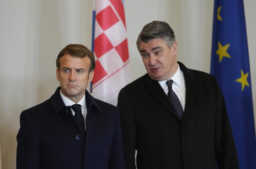 KK12 Záhreb - Francúzsky prezident Emmanuel Macron (vľavo) a chorvátsky prezident Zoran Milanovič počas stretnutia 25. novembra 2021 v Záhrebe. FOTO TASR/AP
French President Emmanuel Macron, left, is welcomed by Croatian President Zoran Milanovic for a meeting in Zagreb, Croatia, Thursday, Nov. 25, 2021. Croatia's government has approved the purchase of 12 used Rafale fighter jets from France worth about 1 billion euros to replace its aging fleet of Soviet-era aircraft and strengthen its air for