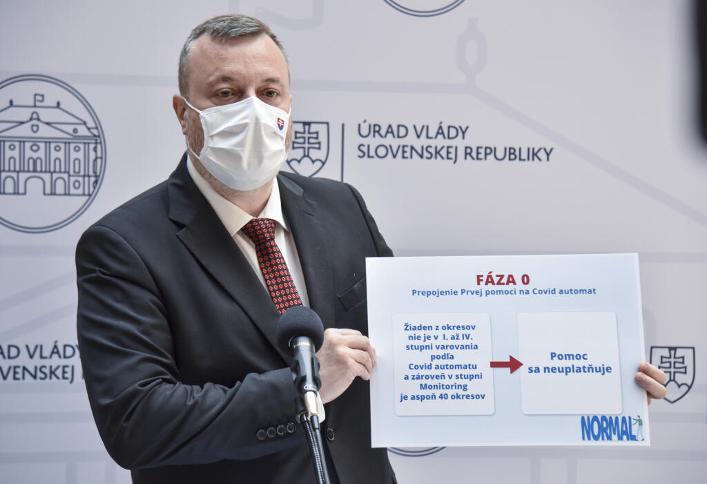 Na snímke minister práce, sociálnych vecí a rodiny (MPSVR) SR Milan Krajniak (Sme rodina) počas tlačovej konferencie v rámci 15. rokovania vlády SR 9. júna 2021 v Bratislave. FOTO TASR - Pavol Zachar