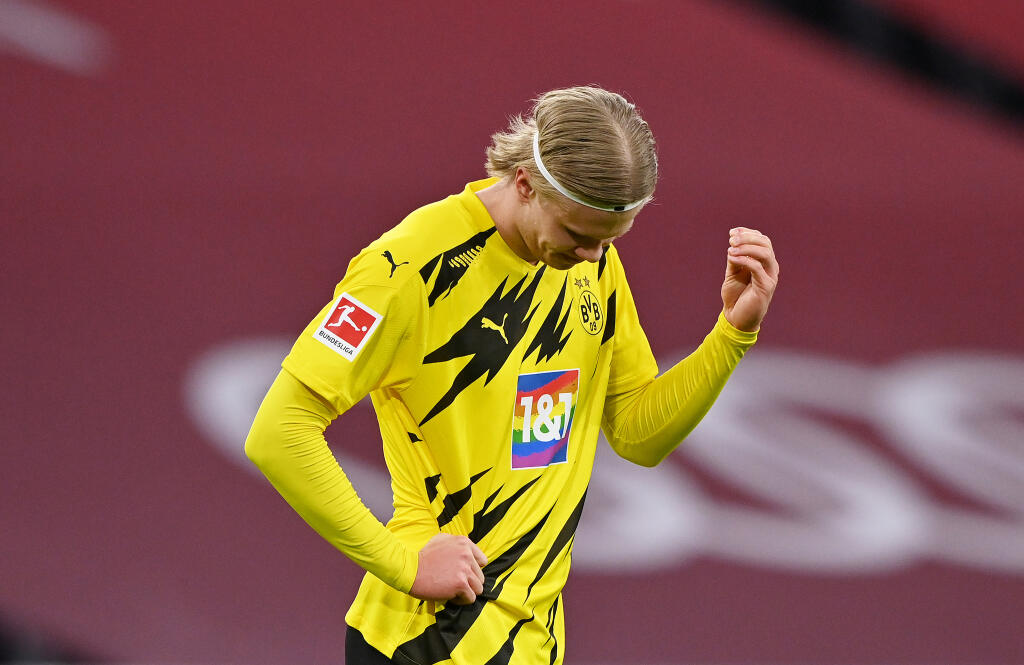 Futbalisti Bayernu Mníchov zvíťazili v sobotňajšom šlágri 24. kola najvyššej nemeckej bundesligy na domácej pôde nad Borussiu Dortmund 4:2. Na čele tabuľky majú dvojbodový náskok pred RB Lipsko.