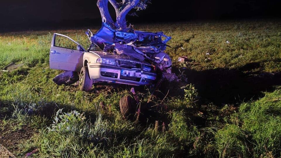 Polícia v Nových Zámkoch prijala pred polnocou oznámenie o tragickej dopravnej nehode pri obci Obid v smere od Štúrova do Gbeliec.