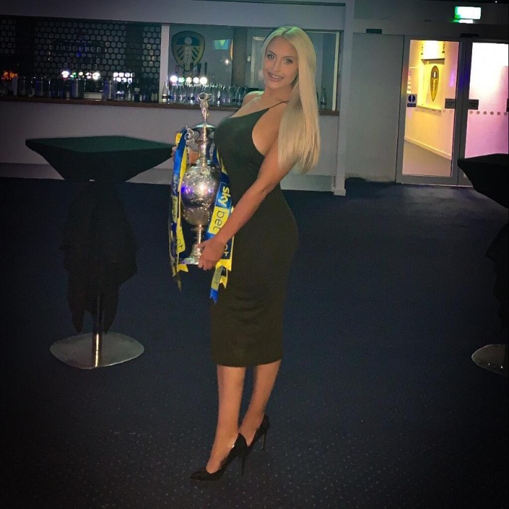 Sexi Moderátorka Emma Louise Jonesová je pýchou Leedsu United.