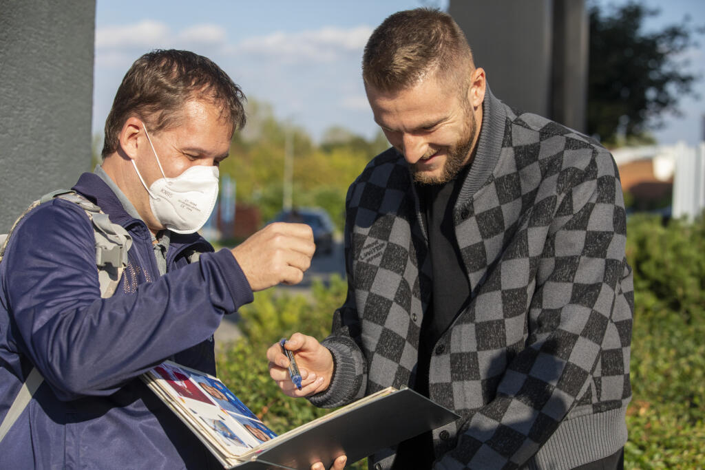 Milan mal výbornú náladu a ochotne sa venoval aj fanúšikom.