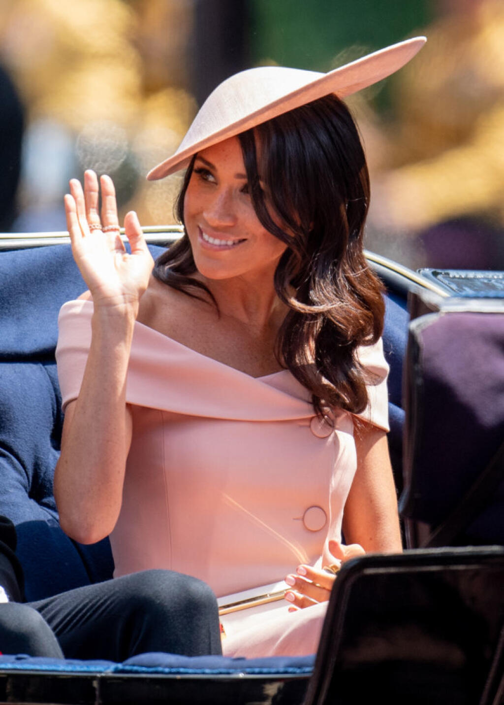 Prečo Meghan Markle nosí topánky o číslo väčšie? Chytrý stylingový trik celebrít vás dostane!