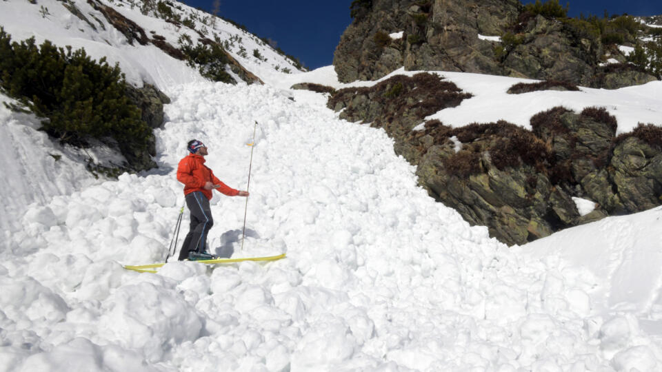 Un danger d'avalanche modéré, le deuxième degré de l'échelle internationale en cinq parties, s'applique samedi dans toutes les montagnes slovaques.  Ivan Chlebovec du Centre de prévention des avalanches du Service de secours en montagne (SLP HZS) en a informé.