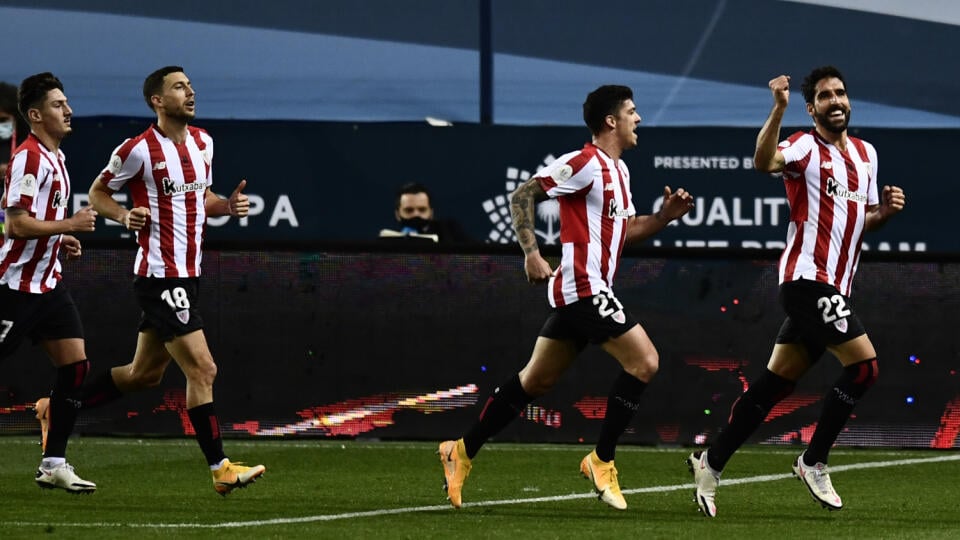 KK39 Malaga - Futbalista  Raul Garcia (vpravo) z Athletica Bilbao sa teší z gólu so spoluhráčmi počas semifinále španielskeho Superpohára Real Madrid - Athletic Bilbao 14. januára 2021 v Malage. FOTO TASR/AP
Athletic Bilbao's Raul Garcia, right, celebrates with teammates after scoring the opening goal during Spanish Super Cup semi final soccer match between Real Madrid and Athletic Bilbao at La Rosaleda stadium in Malaga, Spain, Thursday, Jan. 14, 2021. (AP Photo/Jose Breton)