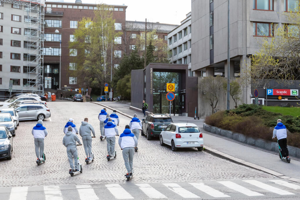 Na snímke sú slovenskí hokejoví reprezentanti pri príchode na hotel počas MS 2022 v Helsinkách. Skupinka v zložení Tomáš Tatar, Pavol Regenda, Kristán Pospíšil, Adam Jánošík, Daniel Gachulinec, Peter Čerešňák, Mário Lunter, Mislav Rosandič a Alex Tamáši naštartovala pred hotelom elektrické kolobežky, na ktorých sa vybrala brázdiť ulice fínskej metropoly.