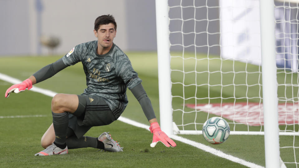 Brankár Realu Madrid Thibaut Courtois inkasuje gól počas zápasu španielskej La Ligy.