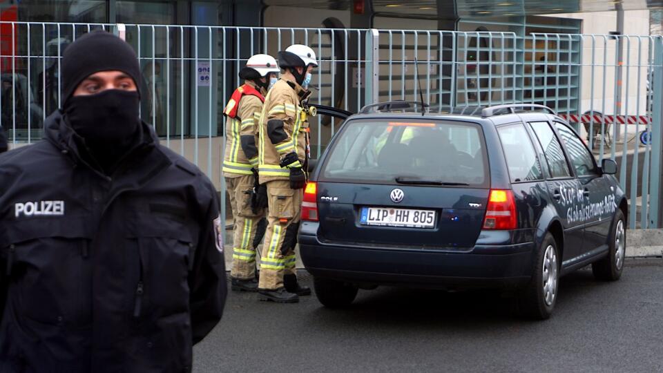 Na snímke auto po tom, čo narazilo do vjazdovej brány k sídlu knemeckej ancelárky Angely Merkelovej v centre Berlína v stredu 25. novembra 2020. Na strane spoluazdca je nápis Zastavte globalizačnú politiku