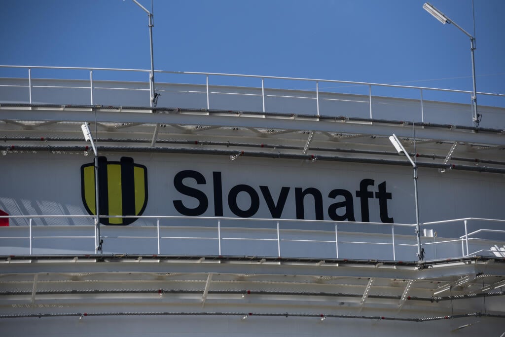 Na snímke logo na nádrži na ropu v rafinérii Slovnaft v Bratislave v stredu 1. júna 2022. FOTO TASR - Jaroslav Novák