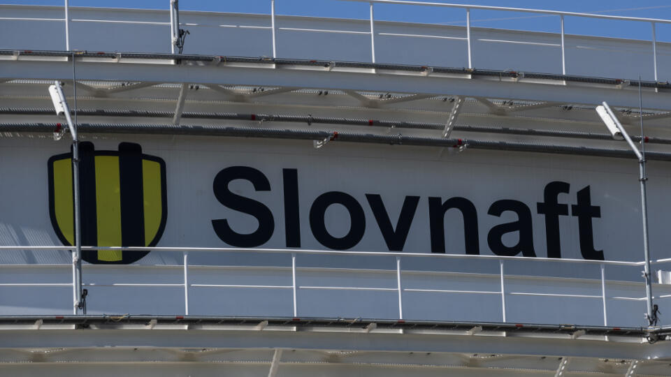 Na snímke logo na nádrži na ropu v rafinérii Slovnaft v Bratislave v stredu 1. júna 2022. FOTO TASR - Jaroslav Novák