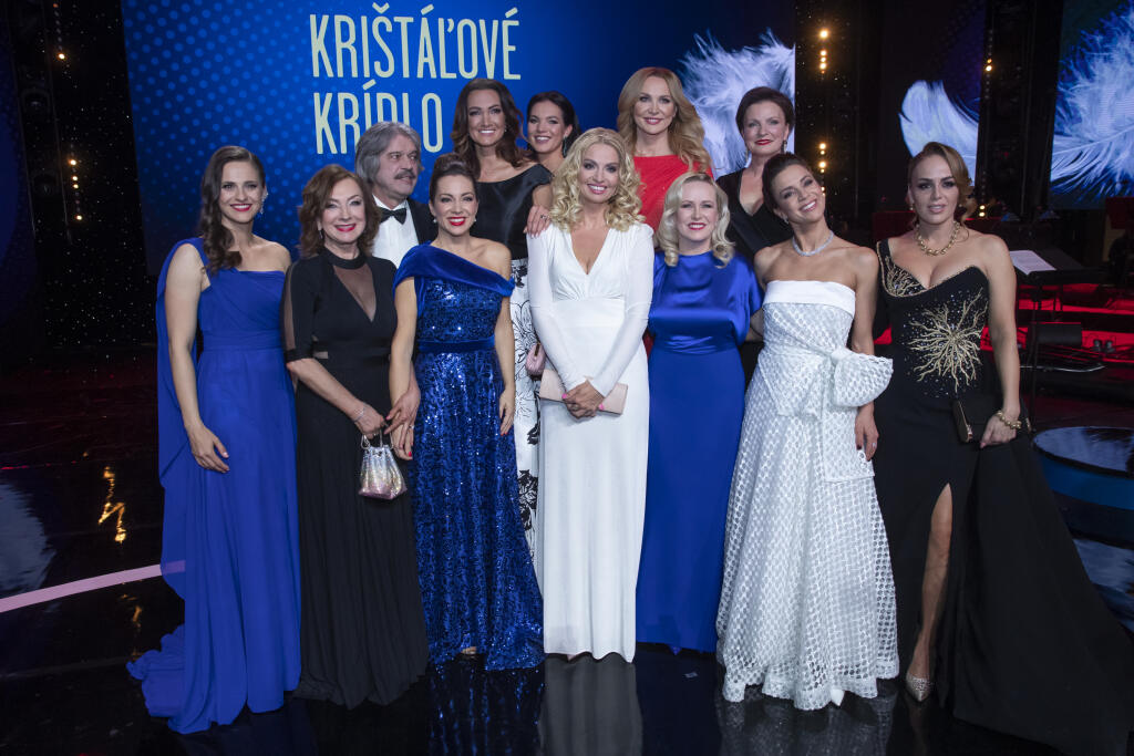 Krištáľové krídlo - 25. ročník udeľovania cien najvýznamnejším osobnostiam Slovenska za uplynulý rok z oblasti umenia, športu, hospodárstva, medicíny, filantropie a vedy. Na snímke sú moderátorky večera Janette Štefánková, Michaela Čobejová, Adriana Kučerová, Marianna Ďurianová, Karin Haydu, Anna Žitná Lučaiová, Danka Barteková, Karin Majtánová, Lucia Hurajová, Adriena Kučerová, Mária Vaškovičová, Katarína Srkala a Ivo Gogál.