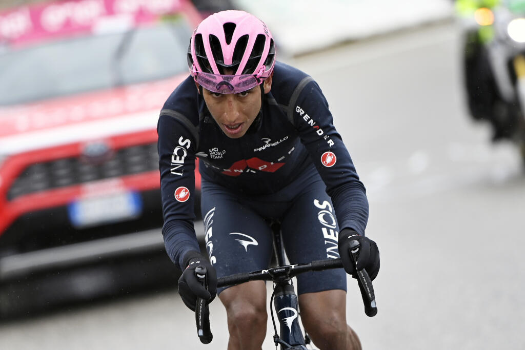 Kolumbijský cyklista Egan Bernal z tímu Ineos-Grenadiers víťazí v 16. etape cyklistických pretekov Giro d'Italia, ktorá viedla zo Sacile do Cortiny D'Ampezzo