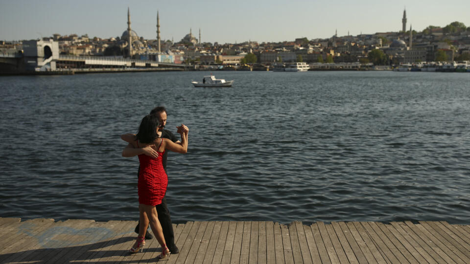 WA 18 Istanbul - Pár tancuje v zátoke Zlatý roh (Golden Horn), ktorá vedie do Bosporského prielivu oddeľujúceho Európu a Áziu v Istanbule v piatok 14. mája 2021. Turecko ukončilo v pondelok 17. mája svoj najprísnejší celoštátny lockdown zameraný za zastavenie šírenia koronavírusu, ale zákazy nočného aj víkendového vychádzania budú stále platiť. Sedemnásť dní trvajúci lockdown v Turecku zaviedli, keď nové denné prípady nákazy v apríli prekročili celkové (dovtedajšie) maximum vyše 60.000 infekcií