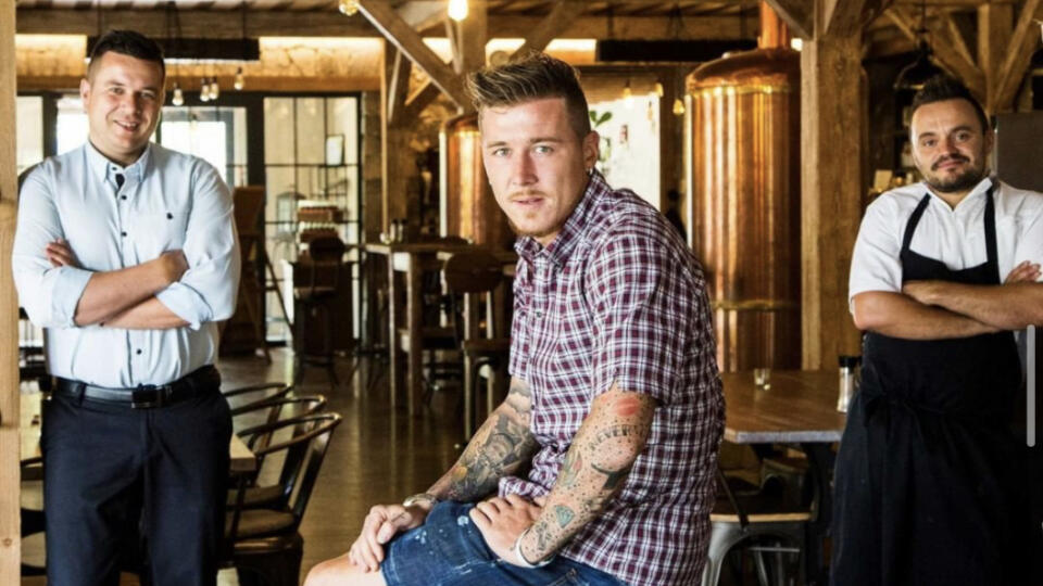 Slovenský futbalový reprezentant Juraj Kucka už myslí na „zadné vrátka“ a s bratom Patrikom rozbehol v rodných Bojniciach rodinný biznis.