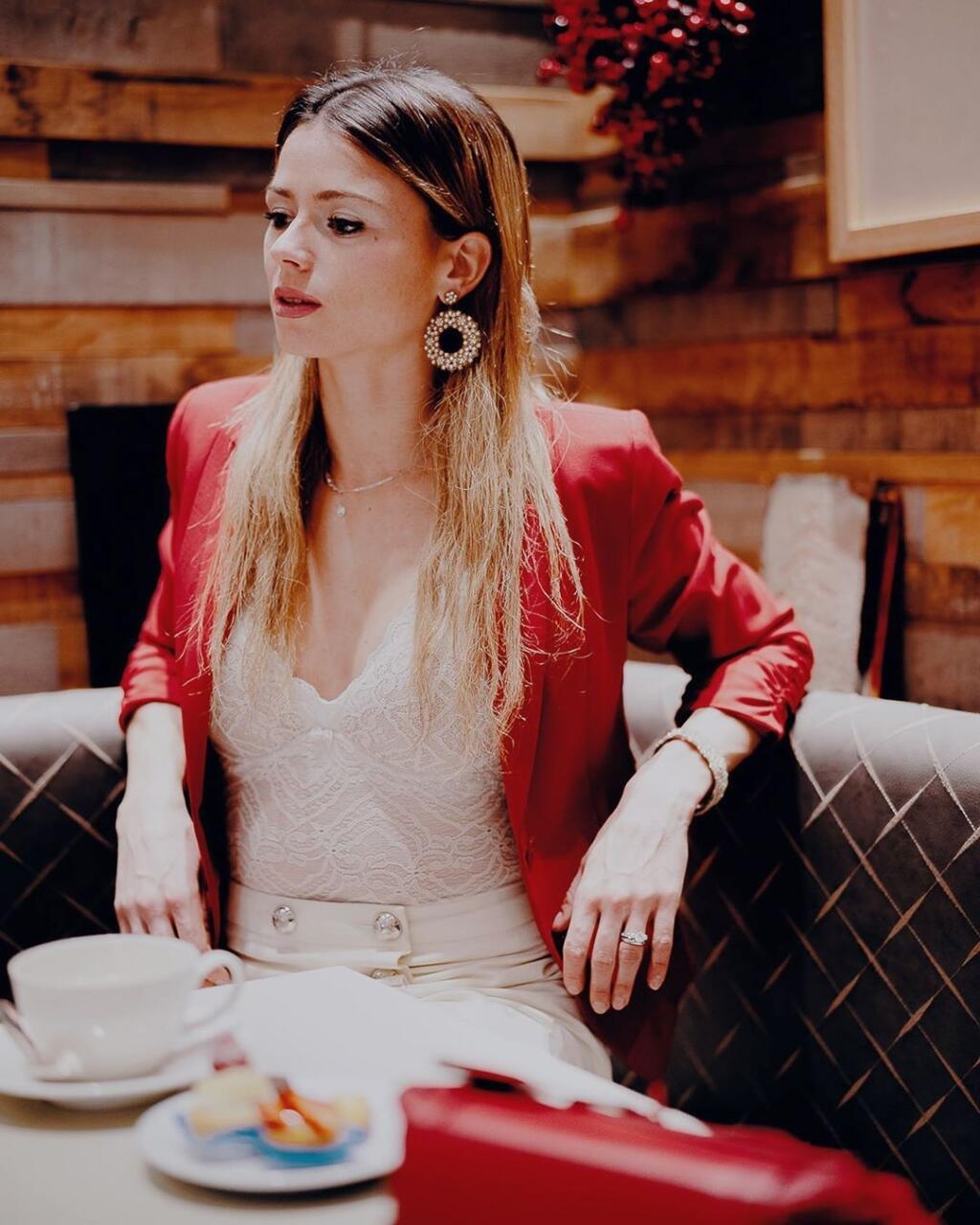 Talianka Camila Giorgi si taktiež môže vyjsť na kávu, kde rada predvedie bujný dekolt.