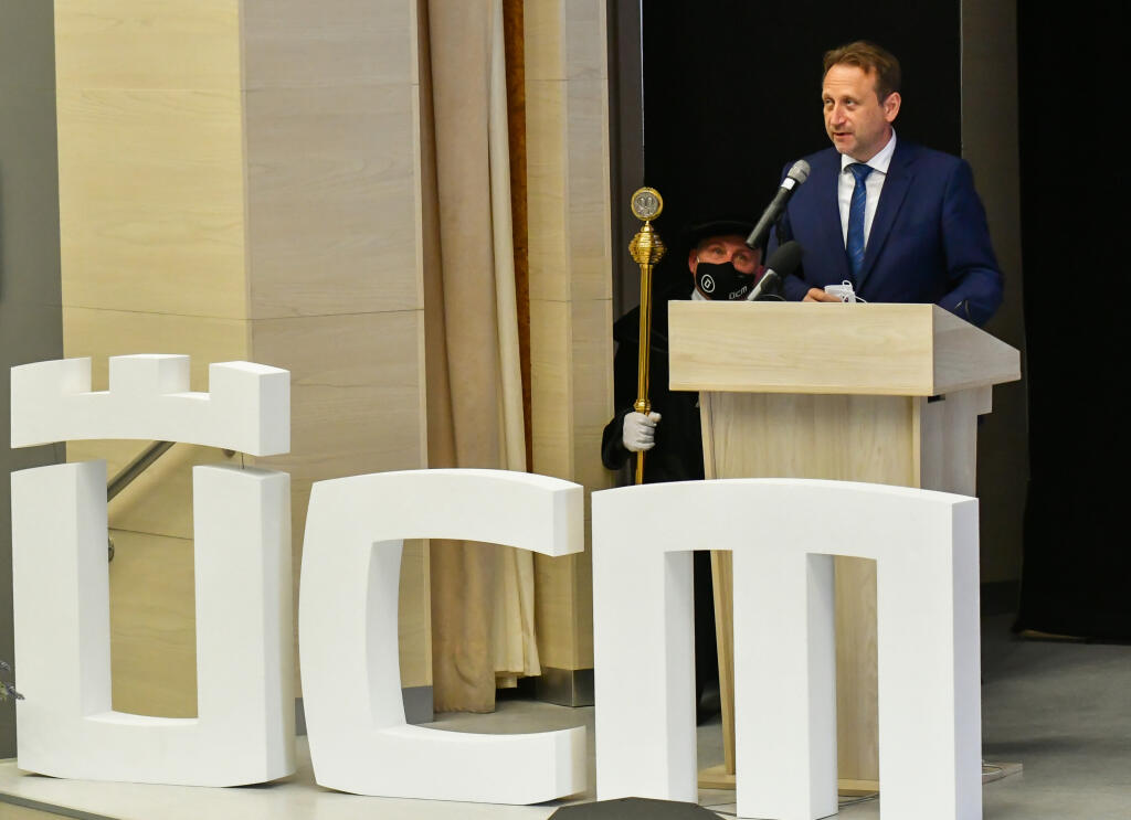 Na trnavksej Univerzite sv. Cyrila a Metoda prevzala najvyššie ocenenie rektora Romana Boču a spolu ministrom pôdohospodárstva Samuelom Vlčanom bola pri krste nového loga i nového akademického roka.