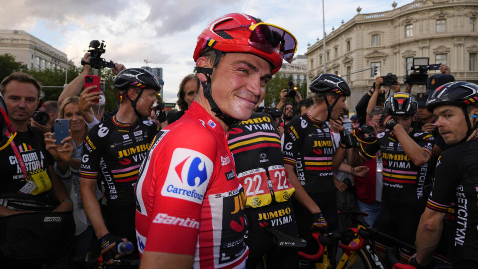 EBE 69 Madrid - Na snímke americký cyklista Sepp Kuss oslavuje víťazstvo v cieli 78. ročníka pretekov Vuelta a Espana. Jazdec stajne Jumbo-Visma si v nedeľu 17. septembra 2023 prišiel do Madridu pre prvý triumf na podujatí Grand Tour a najväčší úspech v kariére. FOTO TASR/AP
Sepp Kuss of Jumbo-Visma celebrates after winning the 21st stage of the Vuelta cycling race between Hipodromo de La Zarzuela and Madrid, Spain, Sunday, Sept. 17, 2023. (AP Photo/Manu Fernandez)