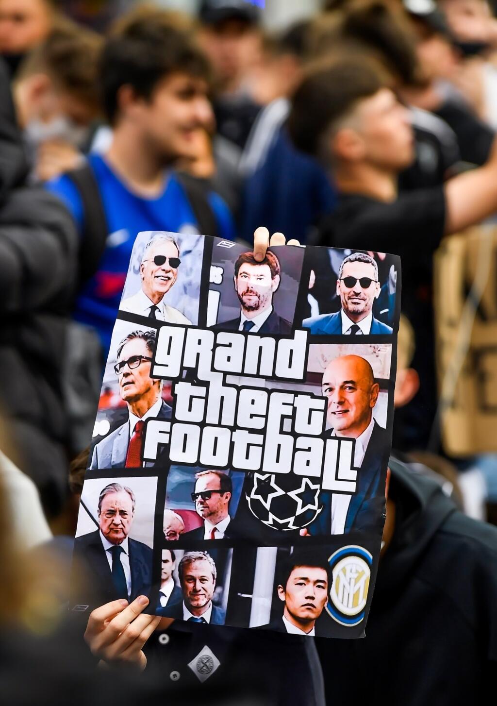 Fanúšikovia na protestoch vyrobili šéfom klubov takúto koláž.