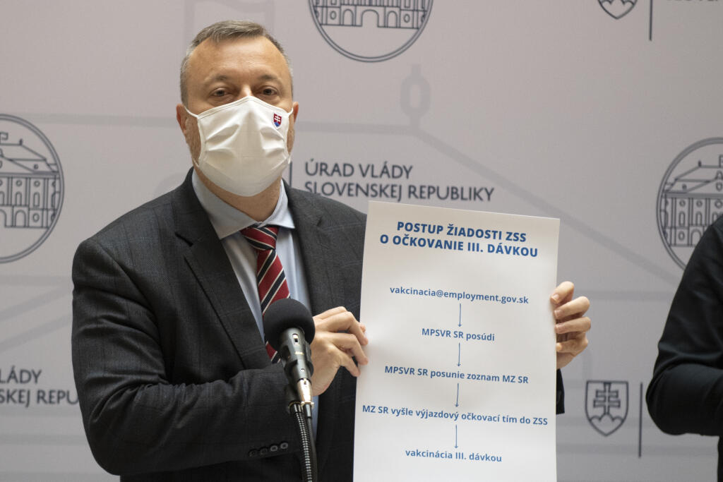 Na snímke minister práce, sociálnych vecí a rodiny (MPSVR) SR Milan Krajniak (Sme rodina) počas tlačovej konferencie k postupu pri očkovaní Itreťou  dávkou akcíny proti ochoreniu COVID-19 v zariadeniach sociálnych služieb a predstavení ďalšej finančnej pomoci v rámci projektu: Podpora opatrovateľskej služby II. V Bratislave 7. októbra 2021. FOTO TASR - Pavel Neubauer	


 